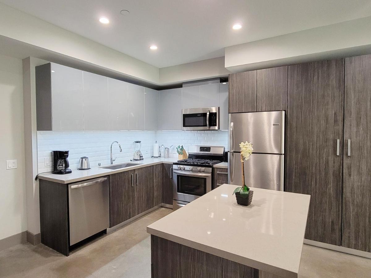 One Lux At The Mansfield Miracle Mile * Los Angeles